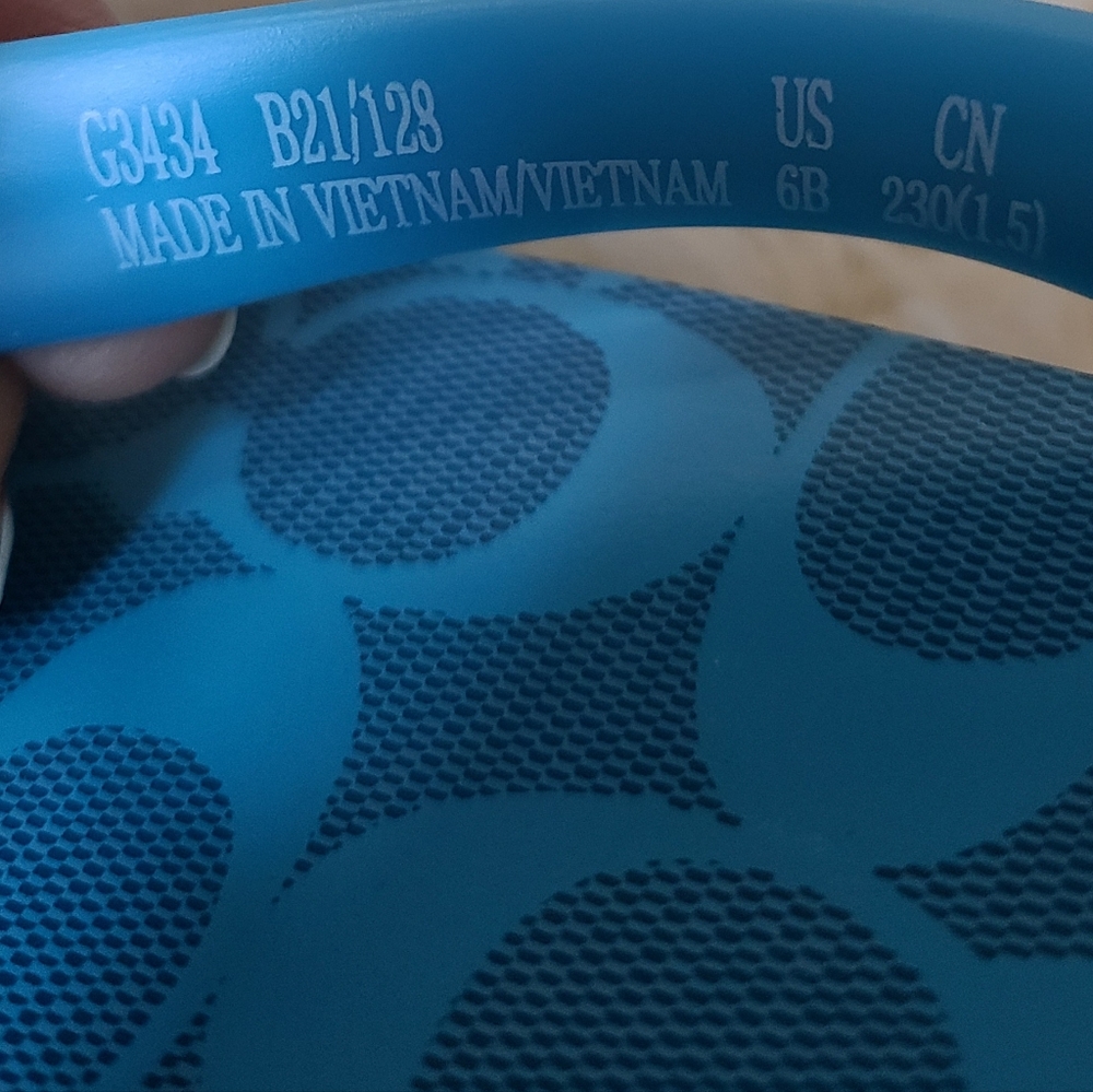 NWOT Coach Flip Flops - Picture 3 of 5